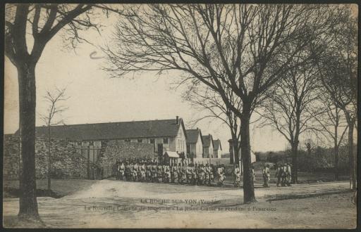 La caserne de Mirville : manoeuvres (vue 1), baraquements et déjeuner des soldats boulevard de Mirville (vue 2).